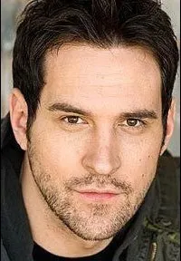 성우인 트래비스 윌링햄의 대표 이미지