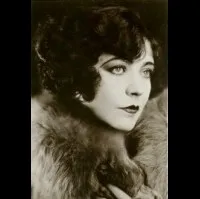 배우인 르네 아도레의 대표 이미지