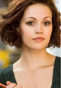 배우인 케리 크너프의 대표 이미지