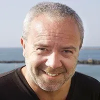 배우, 각본, 감독인 올리비에 바룩스의 대표 이미지