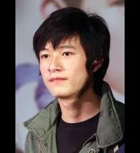 배우인 왕아조의 대표 이미지