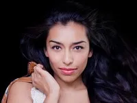 배우인 아드리안나 파즈의 대표 이미지