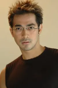 배우인 레이몬드 바갓싱의 대표 이미지