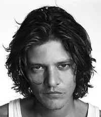 영화배우인 티호 헤르난트의 대표 이미지