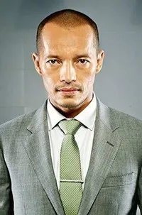 배우인 아서 아쿠나의 대표 이미지