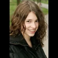 배우인 야니아 파우츠의 대표 이미지