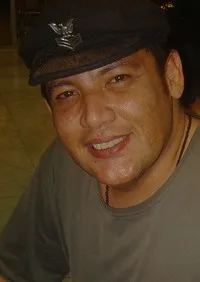 배우인 존 레가라의 대표 이미지