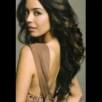 배우인 아즈라 아킨의 대표 이미지