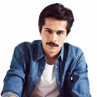 영화배우인 이스마일 하지오글루의 대표 이미지