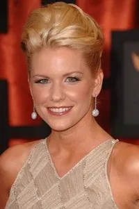 배우인 캐리 키간의 대표 이미지