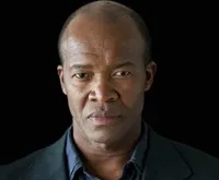 배우인 레온 에디슨 브라운의 대표 이미지