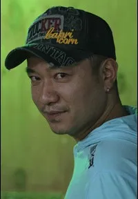 감독, 각본, 편집, 촬영인 김홍완의 대표 이미지
