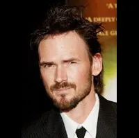 영화배우인 제레미 데이비즈의 대표 이미지