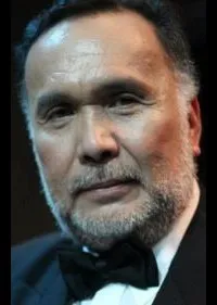 배우인 멘기 코바루비아스의 대표 이미지