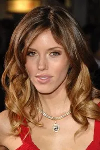 영화배우인 케일라 이웰의 대표 이미지