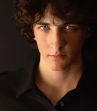 배우인 웨스 로빈슨의 대표 이미지