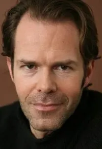 배우인 데렉 롱의 대표 이미지