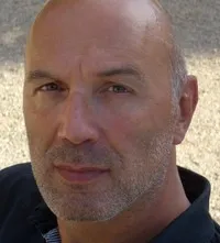 배우, 감독, 각본인 카를로스 차힌의 대표 이미지