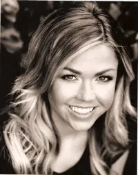 배우인 아델레 실바의 대표 이미지