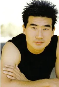 배우, 각본, 감독인 라이언 유의 대표 이미지