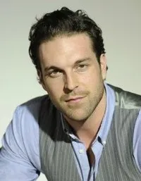 배우인 벤자민 아더의 대표 이미지