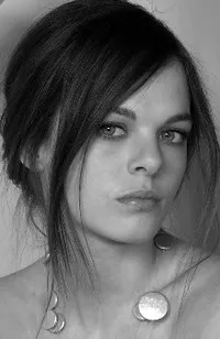 배우인 유지니아 코스탄티니의 대표 이미지