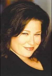 배우인 데이드라 에드워즈의 대표 이미지