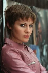 배우인 엠마 카더우드의 대표 이미지