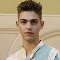 영화배우인 히어로 파인즈 티핀의 대표 이미지