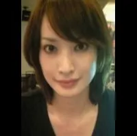 배우인 린카 세라의 대표 이미지
