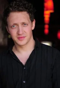 배우인 조이 클레인의 대표 이미지