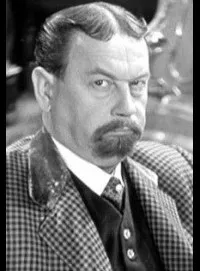 배우인 요세프 힐리노마즈의 대표 이미지