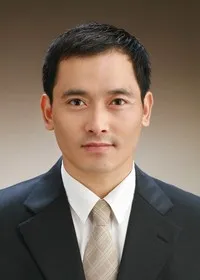 영화감독인 어속 타파의 대표 이미지