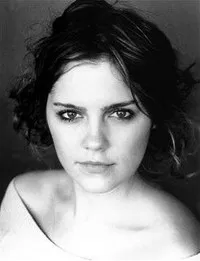 영화배우인 애나벨 스콜리의 대표 이미지