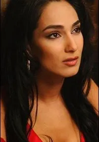 배우인 아슬리 바이람의 대표 이미지