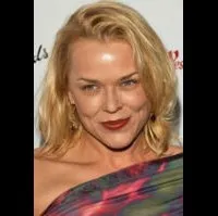 배우인 킴 윌슨의 대표 이미지