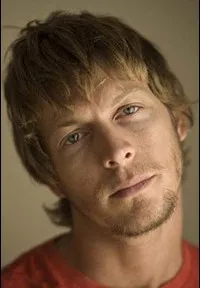 배우인 오페르 쉐치터의 대표 이미지