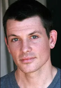 배우인 벤 크로울리의 대표 이미지