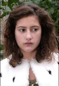 배우인 롤라 크레통의 대표 이미지