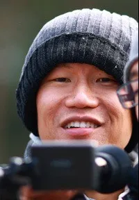 감독인 사이먼 청의 대표 이미지