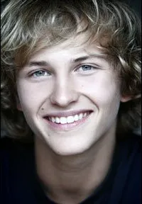 배우인 마티유 스피노시의 대표 이미지