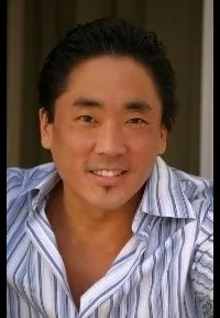 배우인 가렛 사토의 대표 이미지