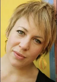 영화배우인 샤차 홀러의 대표 이미지