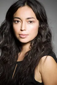 배우인 아주아 라리오스의 대표 이미지