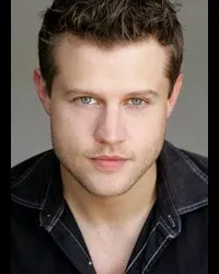 배우인 아담 그림스의 대표 이미지