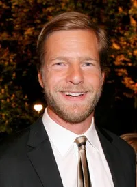 배우인 헤닝 바움의 대표 이미지