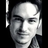 배우인 세바스티안 리카르의 대표 이미지