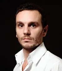 영화배우인 디미트리 스토로지의 대표 이미지