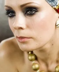 배우인 케이트 엘리엇의 대표 이미지