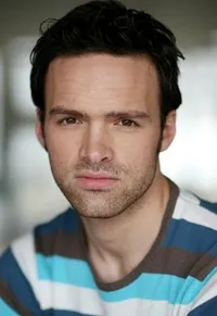 영화배우인 알반 레노이어의 대표 이미지